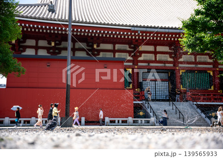 日本の寺院、夏の水しぶき 日本の寺院、夏の水しぶき 139565933