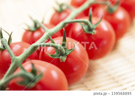 トマトの房が木製テーブルに並ぶ、新鮮な野菜の食材写真 139568895