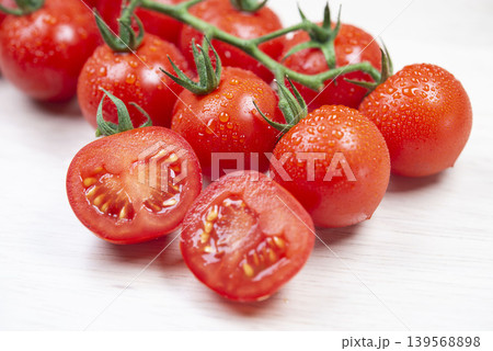 新鮮なトマトを半分にカットした断面と緑の茎が見える野菜の食材 新鮮なトマトを半分にカットした断面と緑の茎が見える野菜の食材 139568898