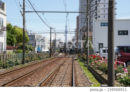 都電荒川線 荒川区役所前付近の線路と下町の街並みの先に望むスカイツリー 都電荒川線 荒川区役所前付近の線路と下町の街並みの先に望むスカイツリー 139568911