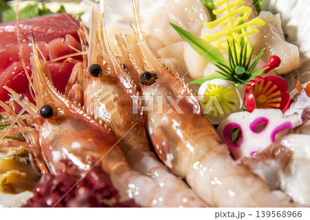 ボタンエビをメインにした豪華な刺身盛り合わせ・お正月 ボタンエビをメインにした豪華な刺身盛り合わせ・お正月 139568966