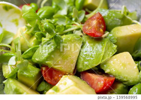 新鮮な野菜サラダ、アボカドとトマトの彩り豊かな盛り付け 139568995
