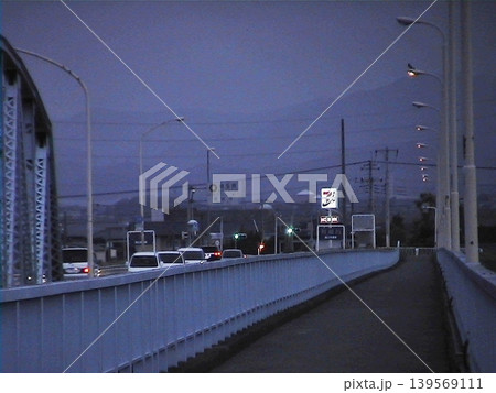 歩道橋から南端の深谷市成瀬を望む(2013.6.2) 上流右岸13年前の古画像 上武大橋の夕暮れ 歩道橋から南端の深谷市成瀬を望む(2013.6.2) 上流右岸13年前の古画像 上武大橋の夕暮れ 139569111