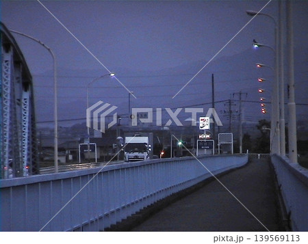 歩道橋から南端の深谷市成瀬を望む 上流右岸13年前の古画像(2013.6.2) 上武大橋の夕暮れ 歩道橋から南端の深谷市成瀬を望む 上流右岸13年前の古画像(2013.6.2) 上武大橋の夕暮れ 139569113