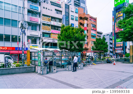 東京の都市風景　高円寺駅前の喫煙所 139569338