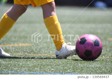 ドリブルするサッカー選手 139569437