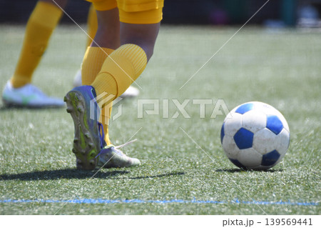 ドリブルするサッカー選手 139569441