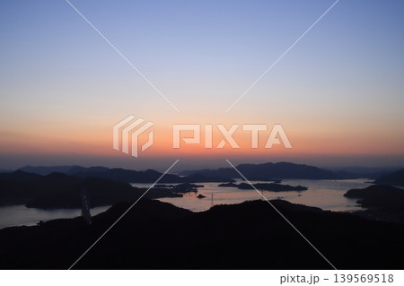 【広島県】向島から望む夕景の美しい瀬戸内海の小島たち 139569518