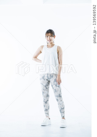 若い女性 スポーツウェア カメラ目線 ポーズ 全身 白バック 若い女性 スポーツウェア カメラ目線 ポーズ 全身 白バック 139569592