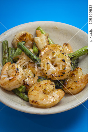 エビとアスパラガスの炒め料理 エビとアスパラガスの炒め料理 139569632