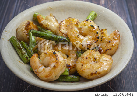 エビとアスパラガスの炒め料理 エビとアスパラガスの炒め料理 139569642