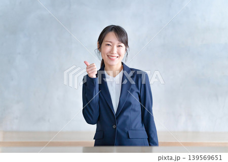 グッドサインをする女性 グッドサインをする女性 139569651