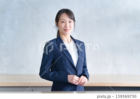 若いビジネスウーマン 若いビジネスウーマン 139569730