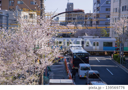 桜が満開の西武新宿線沿いの交通【春イメージ】 139569776