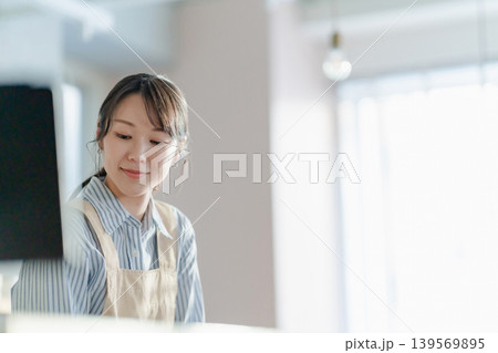 カフェで仕事をする女性 カフェで仕事をする女性 139569895