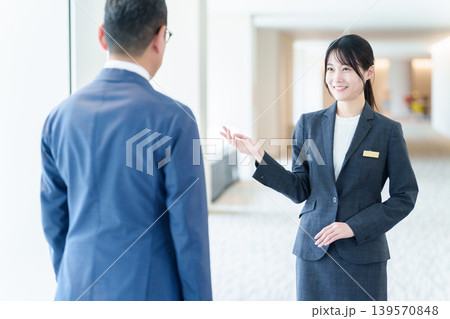 ゲストの接客をする女性スタッフ 139570848