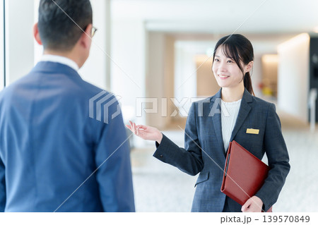 ゲストの接客をする女性スタッフ ゲストの接客をする女性スタッフ 139570849