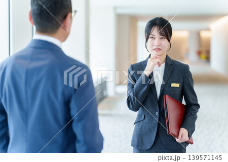 カスハラに悩む女性スタッフ カスハラに悩む女性スタッフ 139571145