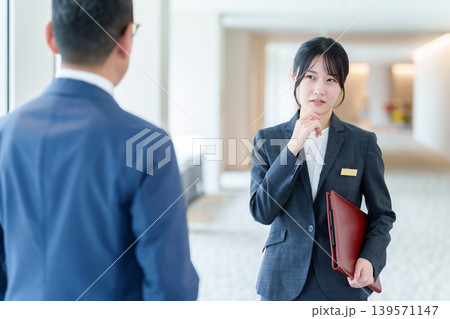 カスハラに悩む女性スタッフ カスハラに悩む女性スタッフ 139571147