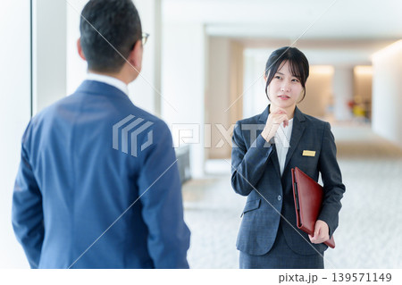 カスハラに悩む女性スタッフ カスハラに悩む女性スタッフ 139571149