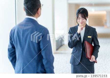 カスハラに悩む女性スタッフ カスハラに悩む女性スタッフ 139571153