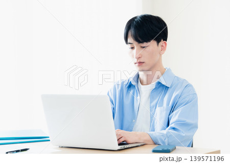 パソコンを操作する若い男性 パソコンを操作する若い男性 139571196
