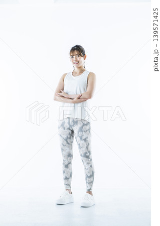 若い女性 スポーツウェア カメラ目線 ポーズ 全身 白バック 若い女性 スポーツウェア カメラ目線 ポーズ 全身 白バック 139571425