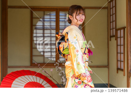 和室にいる振袖姿の若い日本人女性(二十歳の集い,成人式) 和室にいる振袖姿の若い日本人女性(二十歳の集い,成人式) 139571486
