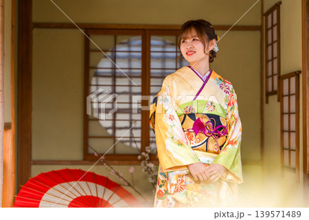 和室にいる振袖姿の若い日本人女性（二十歳の集い,成人式） 139571489