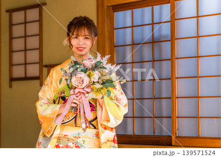 和室にいる振袖姿の若い日本人女性（二十歳の集い,成人式） 139571524