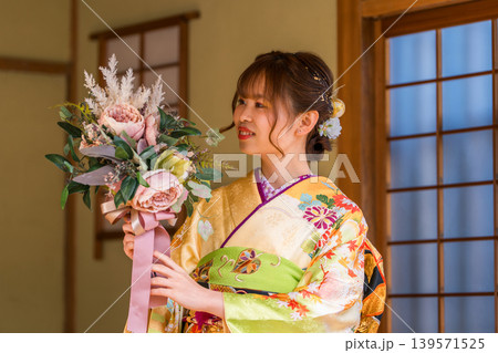 和室にいる振袖姿の若い日本人女性（二十歳の集い,成人式） 139571525