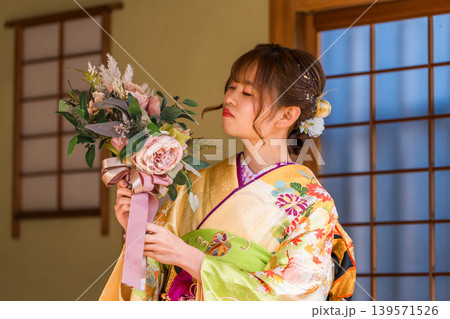 和室にいる振袖姿の若い日本人女性（二十歳の集い,成人式） 139571526
