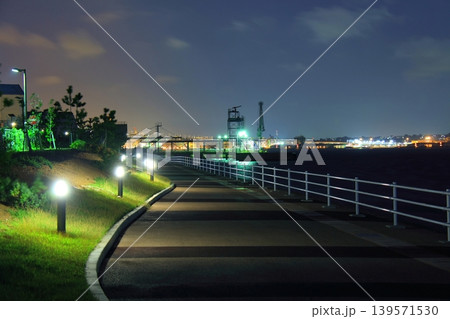 ライトアップされた遊歩道と横浜港 ライトアップされた遊歩道と横浜港 139571530