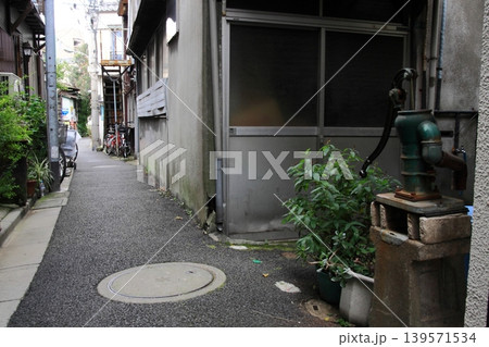 路地裏でひっそり佇む井戸 139571534