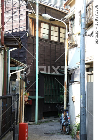 木造建築の雰囲気が良い路地裏 木造建築の雰囲気が良い路地裏 139571536
