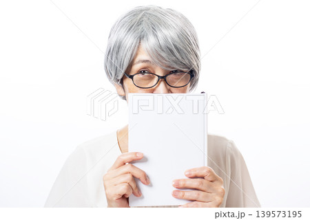 読書する気まんまんな白髪のシニア女性 139573195