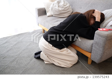 散乱したリビングと悩む女性 散乱したリビングと悩む女性 139575243
