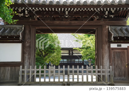 都電荒川線沿線の史跡 松尾芭蕉ゆかりの寺「泊船軒」の山門と新緑 139575883