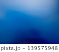 ブルーの背景に浮かぶ虹色のグラデーション 139575948