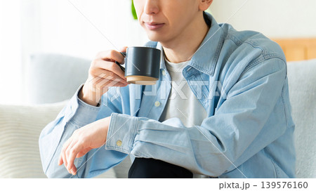 コーヒーを飲みながら考えごとをする男性 コーヒーを飲みながら考えごとをする男性 139576160