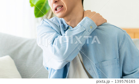 肩こりに悩む男性 肩こりに悩む男性 139576165