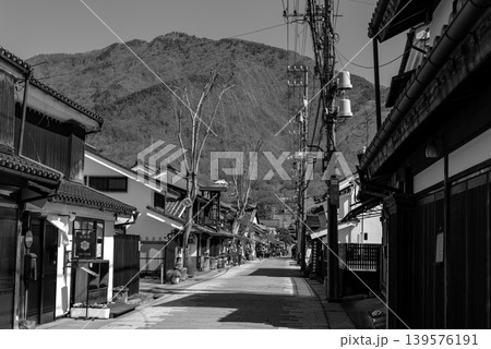 北国街道 柳町の街並み 信州上田 2026.04　モノクロ 139576191