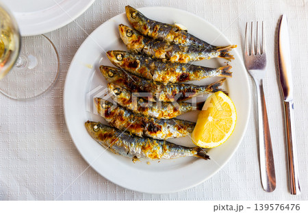 Espeto de sardinas with slice of lemon Espeto de sardinas with slice of lemon 139576476