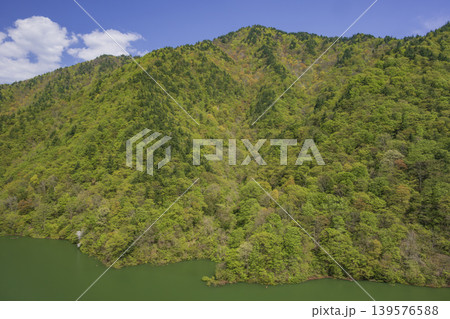 新緑の飯豊蘭方連峰から見るの山並み 139576588