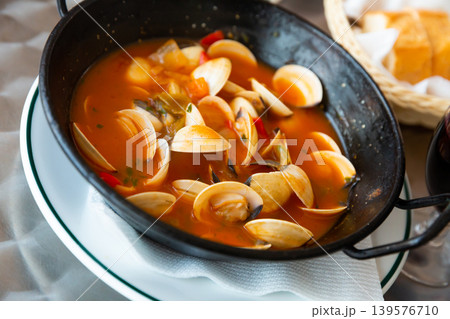 Clams a la marinera Clams a la marinera 139576710