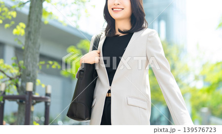 オフィス街を歩く女性・ビジネスウーマン 139576723