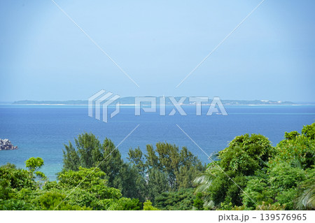 沖縄県_西表島から見る鳩間島 沖縄県_西表島から見る鳩間島 139576965