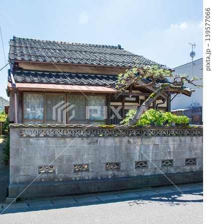 昭和の日本家屋 コンクリートブロック塀の木造平屋 昭和の日本家屋 コンクリートブロック塀の木造平屋 139577066
