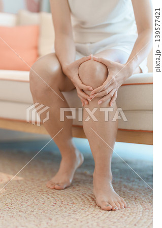 woman having knee ache and muscle pain due to Runners Knee or Patellofemoral Pain Syndrome, osteoarthritis, arthritis, rheumatism and Patellar Tendinitis. health and medical concept 139577421