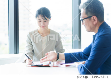 契約書にサインをする女性 139578104